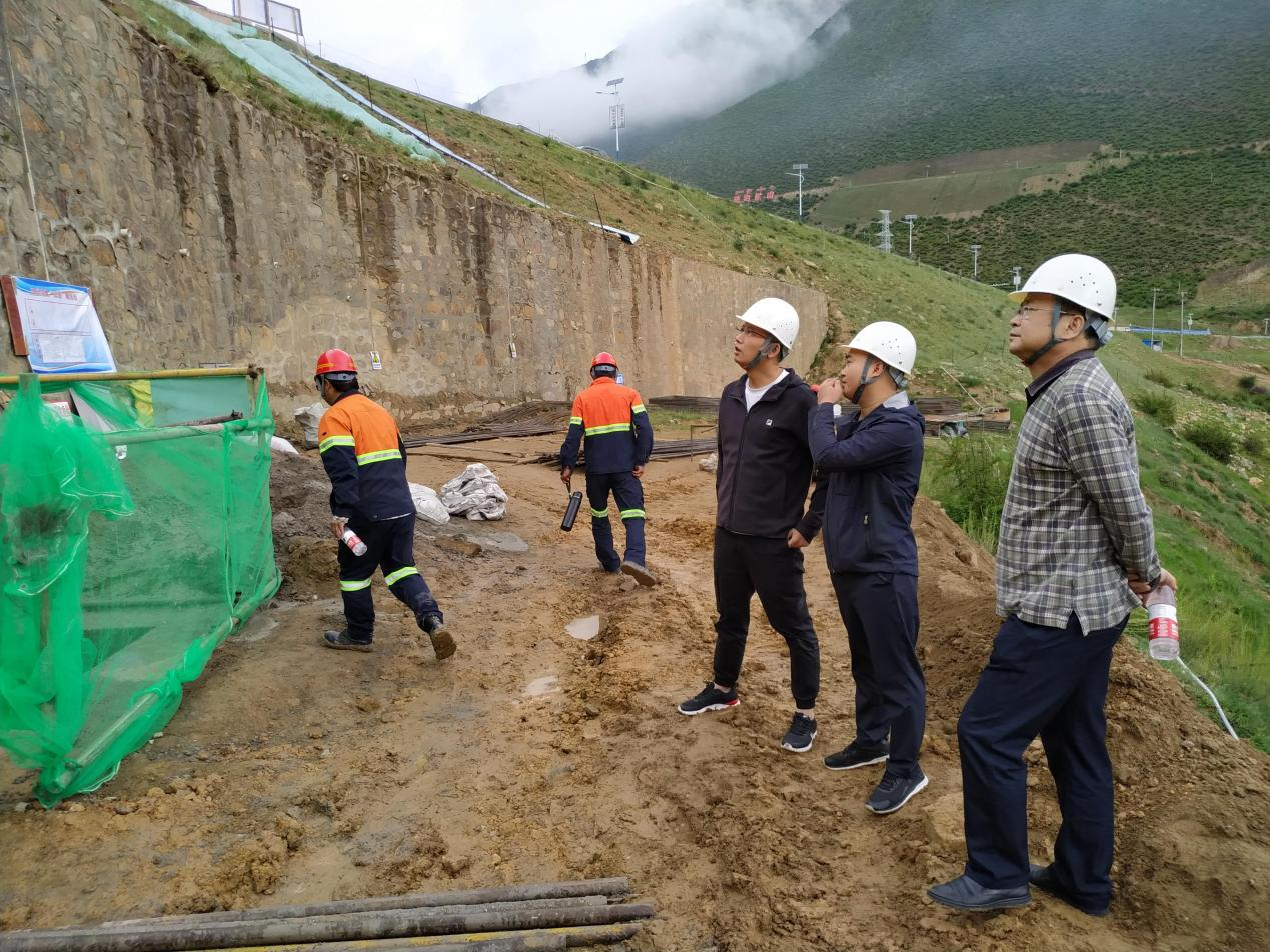 张雪锋、杨继军检查慰问地勘院西藏项目